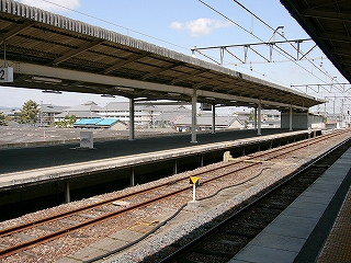 何も置いていないホーム。