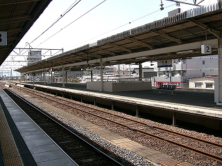 二線の線路内とホーム。