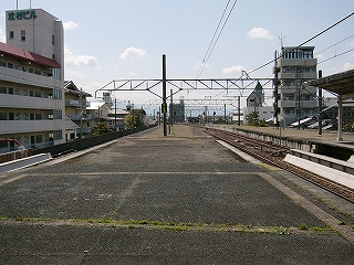 屋根のなくなったホーム。