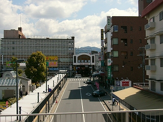 二車線の道路。ビル。
