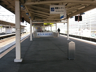 吸殻入れのあるホーム。