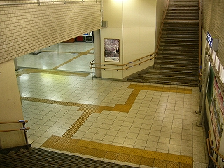 向かい合う階段。