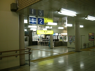 ちょっとした段差から見下ろす一般の改札口。