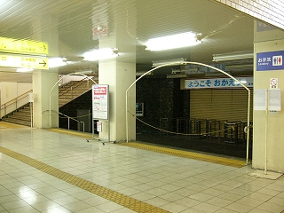 明るい中にひっそりとたたずむ改札口。