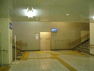 突き当りには左右に階段が分かれている。