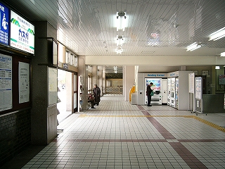 白いタイルの敷き詰められた床、白い天井のコンコース。