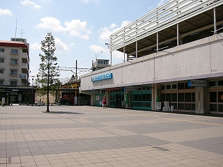 広場から見た高架下。