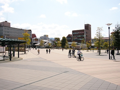 駅前広場。