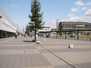 広いスペース。右端にバス乗り場。バス乗り場はごちゃごちゃしておらず、すっきりしている。