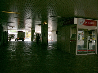 通路内の風景。殺風景。