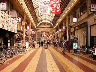 古い感じの床、アーチの天井のアーケード商店街。