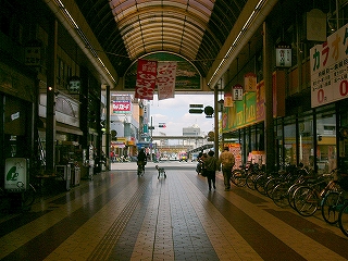 外に口をあける商店街。