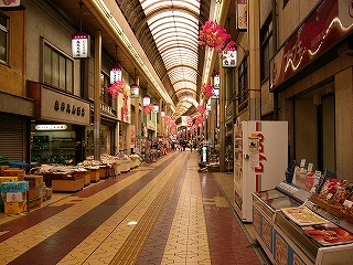 人がまばら。右手にアイス販売用の冷蔵庫。