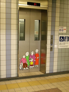 エレベーター前。