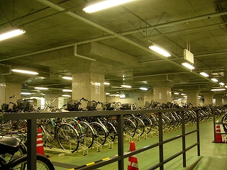 明るく広い駐輪所。