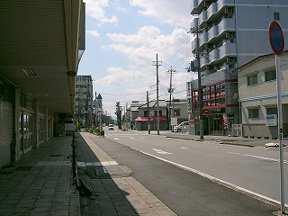 あまり整備されていない歩道。マンション小さな交差点。