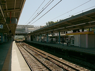 向かいのホームを見て。自販機やら売店で少し賑やかな感じ。