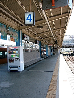 ホームの柱と柱の間には木作りの長椅子がしつらえられている。