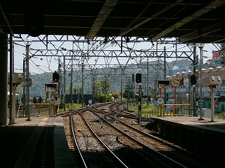 4線が2線に収斂して遠くの山の方へ向かっている。