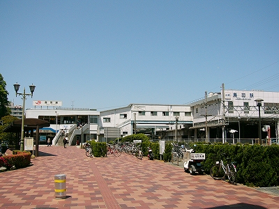 連絡通路で互いに結ばれた駅。近鉄のはこちら側に張り出している。