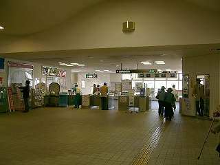 ブースの並ぶ改札口。五レーンほどあるが、使われているのはニレーン。