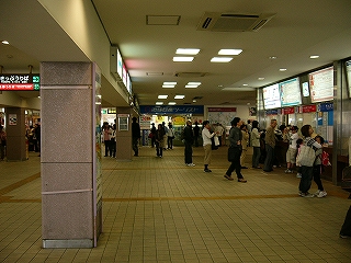 右手に出札口系統。有人出札口の上には内照式時刻表が掲出されている。