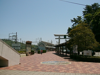 縦に長く延びる歩行者広場。