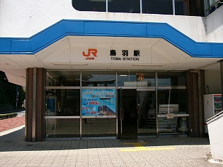 ガラス扉のある人の少ない出入口。