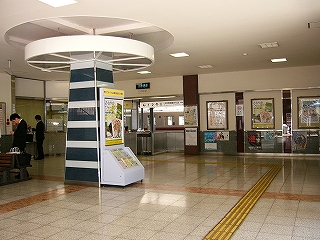 アイボリー色の床、白い壁、こげ茶色の柱。