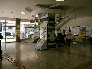 中央に一本の柱がある。