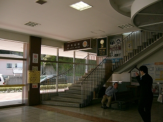 コンコースから伸びる階段。途中直角右に折れている。