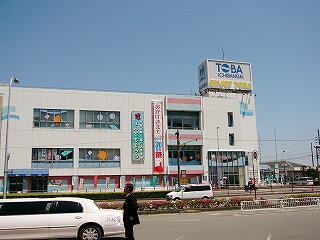 三階建てのやや大きめのビル。