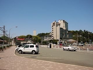 歩道のある広い乗り場。遠くに背の高いホテルが見える。