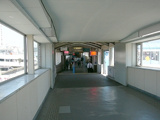 広めの幅を持つ陸橋内部。床は鼠色。