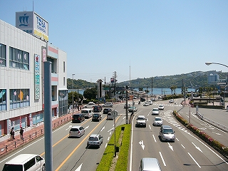 ６車線の幅の道路が伸びる。