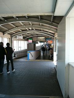 段差があるが、左手にスロープ、右手に階段となっている。