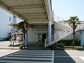 陸橋の下にある出入口。