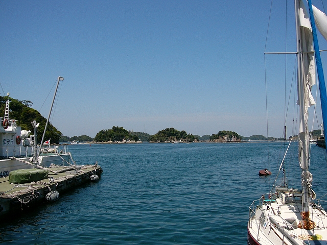 船の間から見える三ツ島。