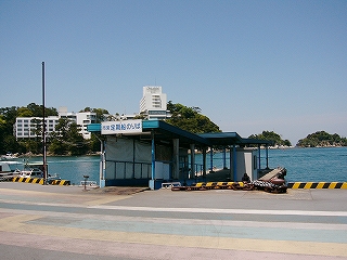 簡単なつくりの屋根付き桟橋。