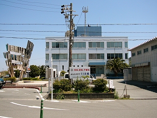 三階建ての四角の、やや小さめの建物。