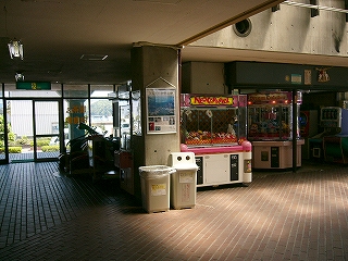 薄ぐらい所にあるゲームコーナー。UFOキャッチャーが目立つ。
