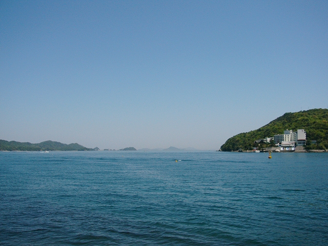 真っ青の海に遠くの方に島々が霞む。