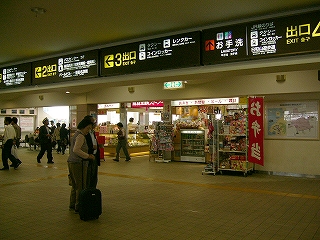 いくつかの出口を案内する内照式案内板。