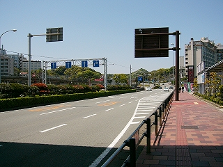大きな道路。上部には矢印だけの看板がいくつか取り付けられているのが見える。
