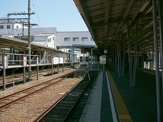 ホームが切りかかれ、そこでエンドレールになっているが、隣のJRの線路はまだ伸びている。