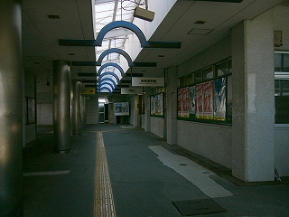 ステンレスの太い柱と明り取りのついた屋根。