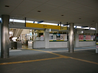 ステンレスのブースのある改札口。