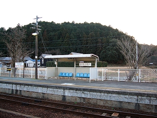 一人がけの青い椅子が八つ並んだ開放式の簡単な待合所。