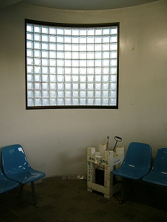 壁のカーブした部分には大きな明り取り窓が設けられている。