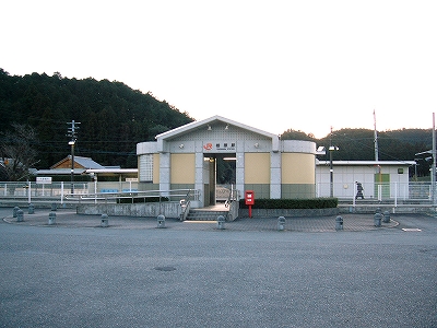モダンなデザインの新しいコンクリート造りの駅舎。